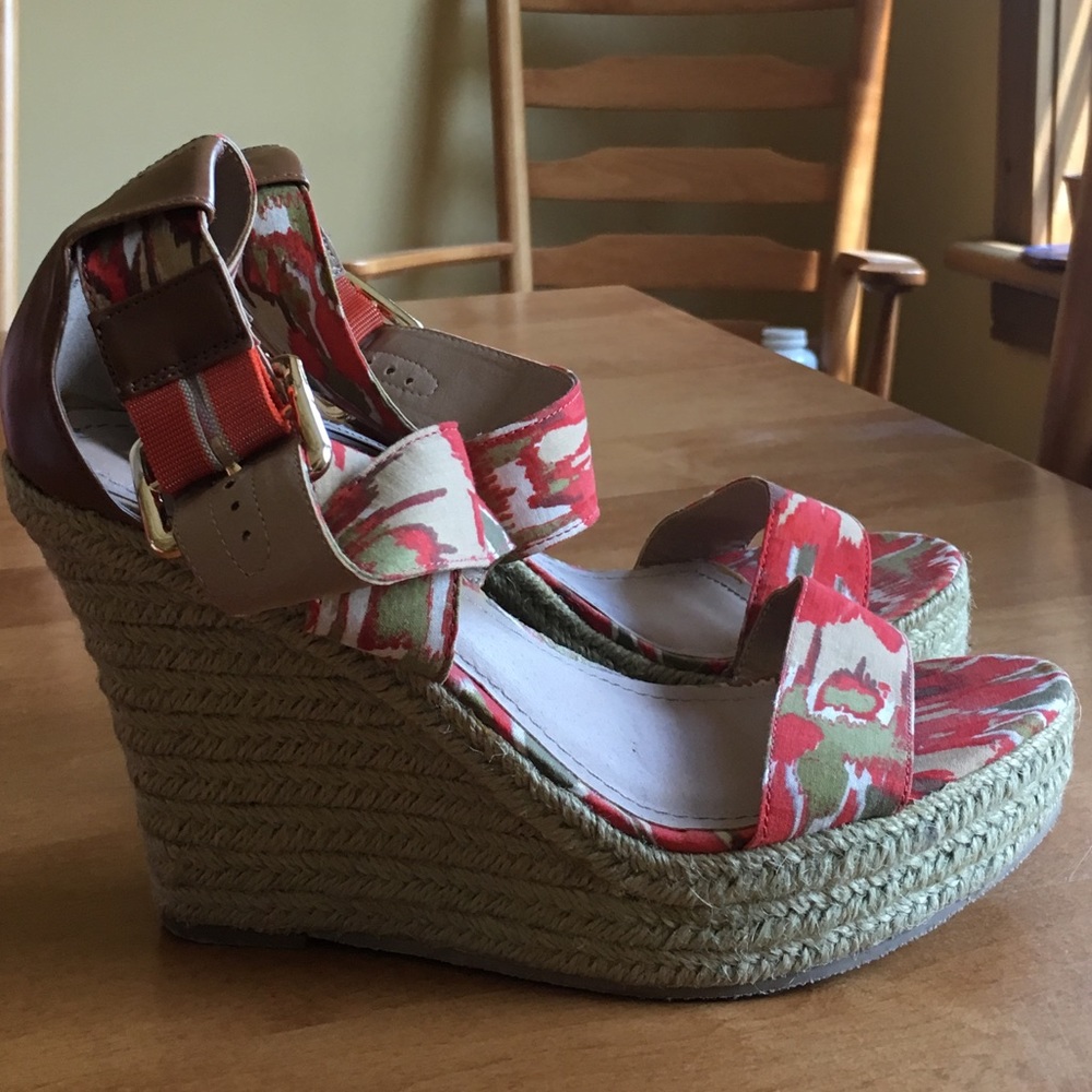 Steve Madden size 81/2 floral platform shoes